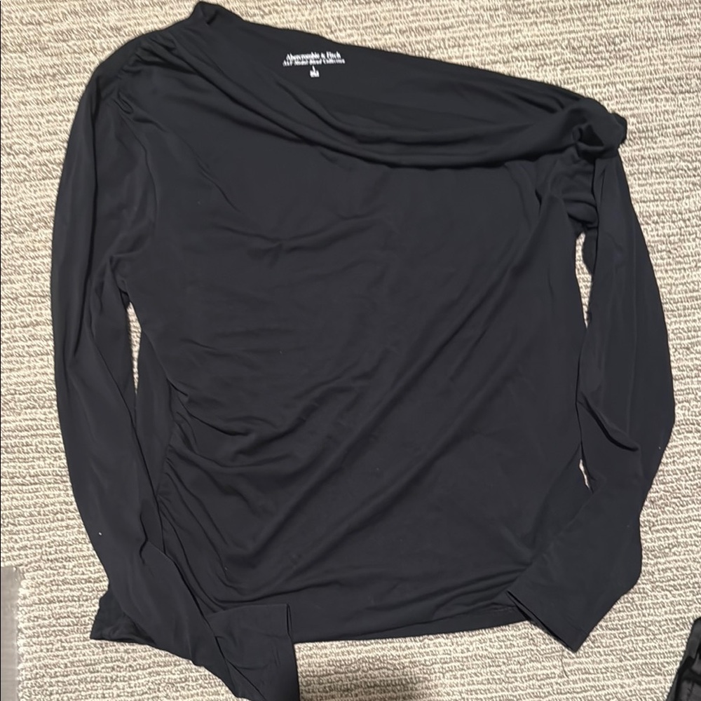 Black One-Shoulder Long Sleeve Top